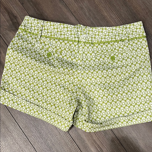New York & Company Green Patterned Women's Shorts - Picture 4 of 5
